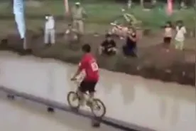 老外自行车过独木桥，看一次笑一次，hiahiahia图片