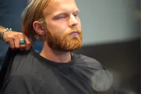 论发型的重要性，男子把金黄色头发剪短后，真的太帅了视频封面