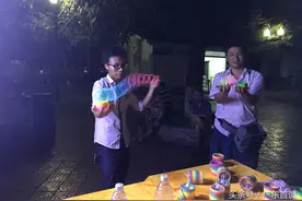 打工故事：深圳小伙街头卖“彩虹圈” 带现场表演一天有时赚一千图片