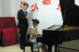 大连籍留美高中生假期回连做义工图片