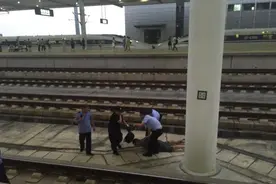 G639次到达信阳东站进站时紧急刹车 因一名旅客跌入股道图片