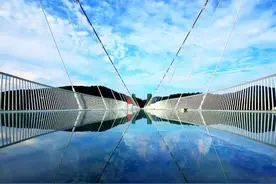 定了！世界上最恐怖的玻璃桥明日开放！你敢挑战吗？图片