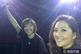 卫兰与卫诗中国巡唱再同台演出 大谈姐妹情与观众大玩自拍图片