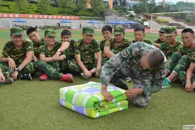 毕节梁才学校：高一新生军训把被子叠成“豆腐块”图片