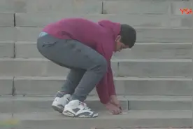 街头恶搞 将iphone粘在地上 人路过想捡却捡不起来 一脸纳闷视频封面