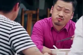 情感大师教学生怎么谈恋爱，这样现场示范的，辅助道具满分！视频封面