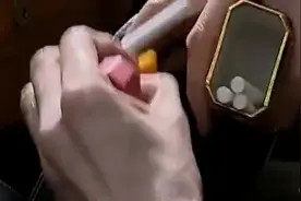 女老师突然犯烟瘾，偷偷跑到厕所，过了把瘾视频封面