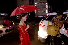 广东姑娘晚上出嫁，雨好大，没有新郎接的新娘，自己打红伞上婚车视频封面