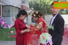真实婚礼 新娘给喜婆婆戴花 婆婆比儿媳还年轻漂亮