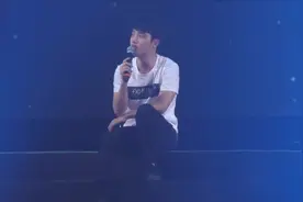 都暻秀一开始笑得很开心 嘟嘟真的很可爱