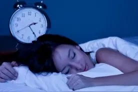 在快睡着时！身体为何会抽动？图片
