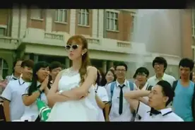 开学第一天校花从豪车里下来，引来全校围观，走在路上回头率超高视频封面