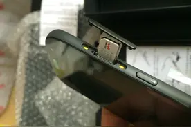朋友竟然买了俄罗斯国礼手机YotaPhone 2，我看不懂！图片
