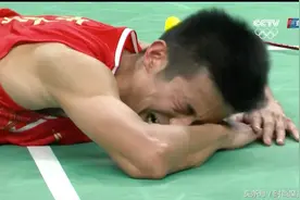 谌龙夺冠，激动欲脱裤子，向看台女友示爱。图片