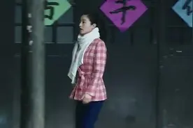 情侣两人默契非常，相约定情之地，相拥画面非常唯美