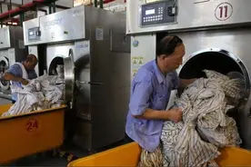 蒸笼里的铁路洗涤工 手工折叠70℃热床单图片