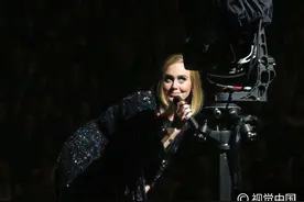 流水的演唱会铁打的黑裙！阿黛尔霸气献唱 冲镜头狂飞眼儿超俏皮图片