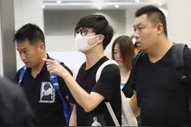 哥是机场扛把子！薛之谦遭百名迷妹疯狂围墙 躲保镖身后玩手机显娇小图片