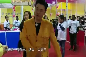 迪丽热巴被外国帅哥表白，热巴捂脸害羞，原来他们也看偶像剧视频封面