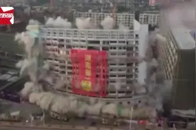 湖南第一爆！岳阳闹市拆高楼，62米大楼3秒倒塌10分钟恢复交通视频封面