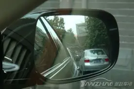 再也不怕遇到"远光狗"！凯美瑞换装双曲蓝光后视镜图片