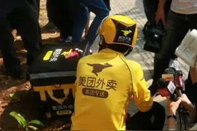 送餐小哥又火了！ 美团外卖送餐员楼道内小便被小区下禁入令图片