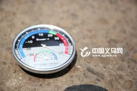 温度计太阳下4分钟“爆表” 他们却坚守岗位与高温搏斗图片