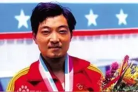 这个奥运冠军来自安徽农村！了不起！夺冠后磕头跪谢党！图片