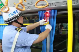我市公交车装上安全锤报警器   乘客安全更有保障图片