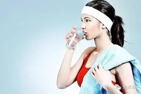 补液盐+矿泉水，运动后这样喝水好图片