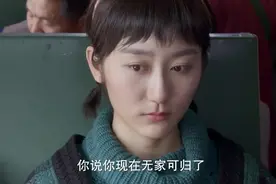 小伙火车上，个性撩妹，美女却不耐烦要走，不料小伙一招就搞定她