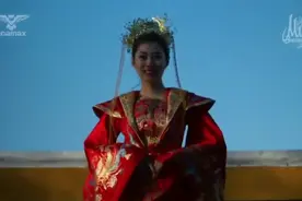 中国小姐路雅晴与中国先生刘秋实在遥远的捷克首都布拉格的T台…视频封面