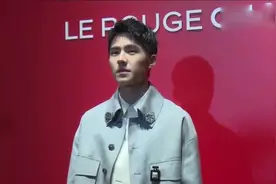 马上21岁的刘昊然一言不合就开车？网友：弟弟长大了视频封面