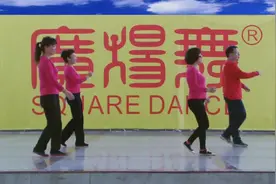 32步健身操广场舞 54岁大叔和妹妹们倾情快乐地跳广场舞图片