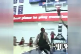 复制卡特经典单臂挂框！力量大到摧毁篮球架！图片