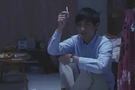 看见女友的眼神男子把放在嘴里的烟放下了