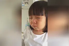 小女孩吃粥不听话被妈妈骂，含泪闭眼的可怜模样好搞笑图片