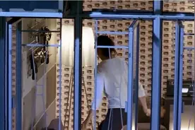 男子躲在对面楼用望远镜 监视雇佣的美女每天日常生活。视频封面