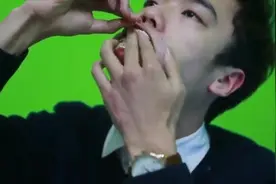 让你绝对猜不到，往嘴里塞了多少东西，嘴太特么大了！图片