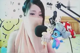 蒙面女在家偷偷的演唱一曲《半壶纱》不需要伴奏都能被感动图片
