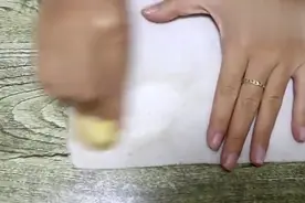 白衣服上铁锈不好洗教你一个去锈必杀技，轻轻松松洁净如新视频封面