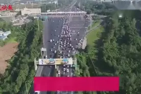 国庆高速堵车，从夜里到白天，南京长江二桥等高速拥堵已超23小时