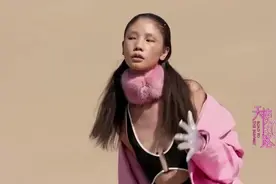 超模对着镜头一顿张牙舞爪摆po，拍出的照片竟如此清奇怪我没审美