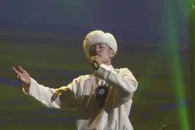 18岁的乌达木在国外演唱《天边》天籁嗓音一唱完观众掌声真是如雷视频封面
