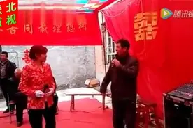 农村是这样唱“纤夫的爱”太经典了，太幽默了图片