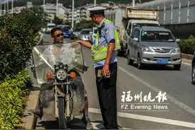 交警设卡查纠电动车驶入三环路　一小时被查36辆图片