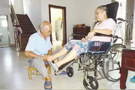 老汉照顾失忆老伴不言弃 缱绻真情似海深图片