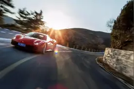 法拉利488 GTB和前辈458 ITALIA，同门"对掐"图片