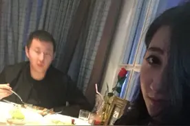 必须大图，又薄又紧v领T恤，话说这么冷的天买着衣服适合吗？图片