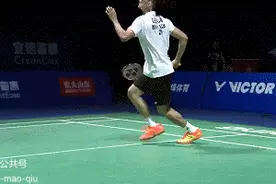 羽毛球的旋转发力击球图片